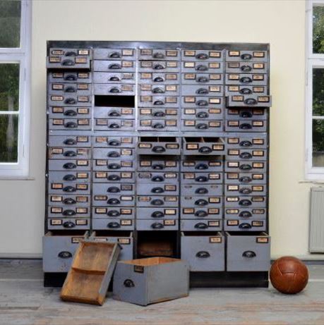 Historischer Apothekerschrank